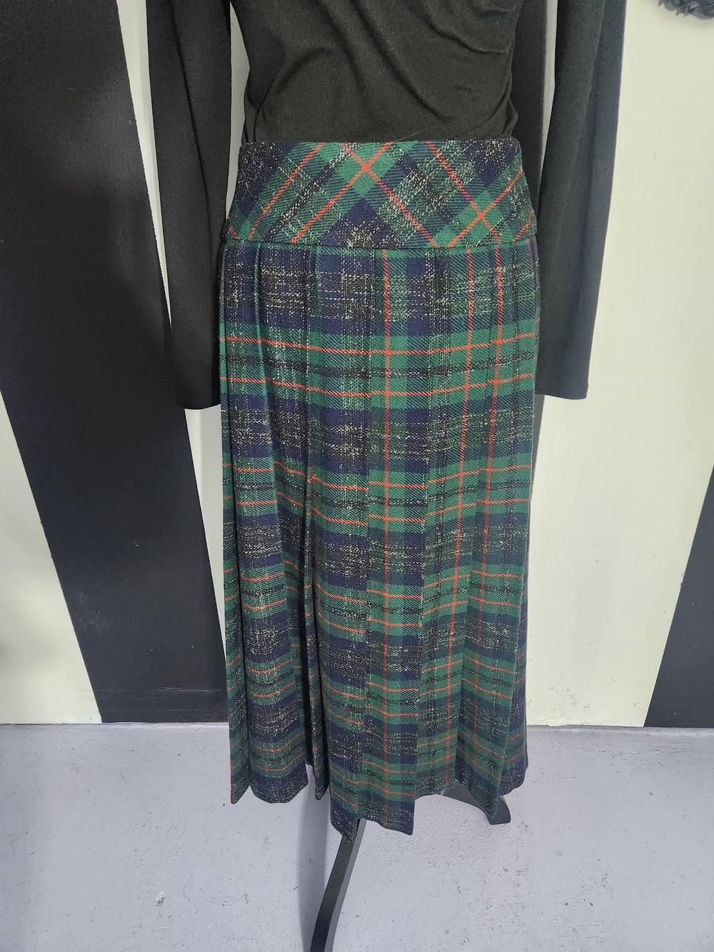 70's Green Plaid Maxi Skirt with Buttoned Waist - Picture 6 of 7